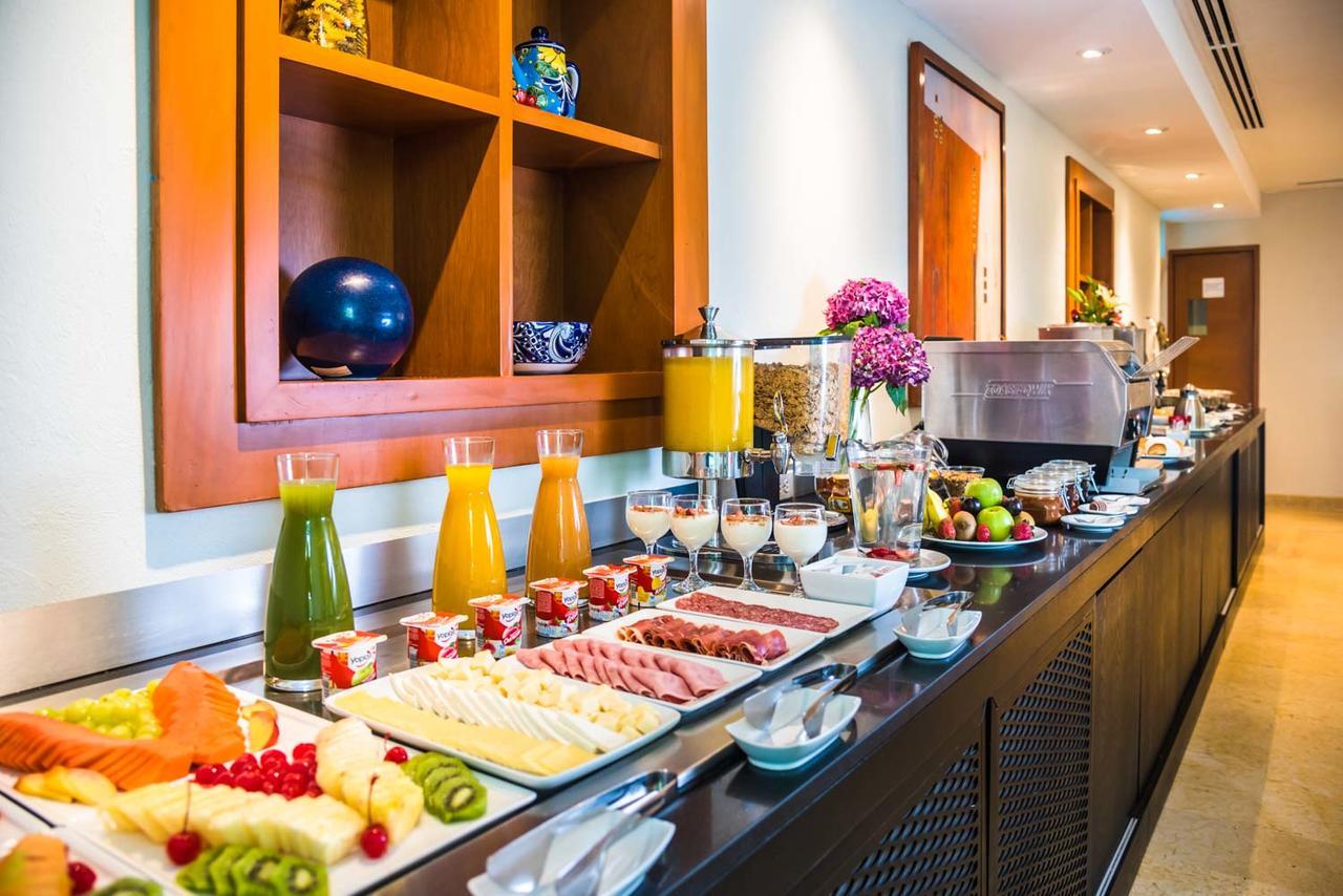 Eurostars Zona Rosa Suites Мексико Сити Екстериор снимка A buffet at a hotel